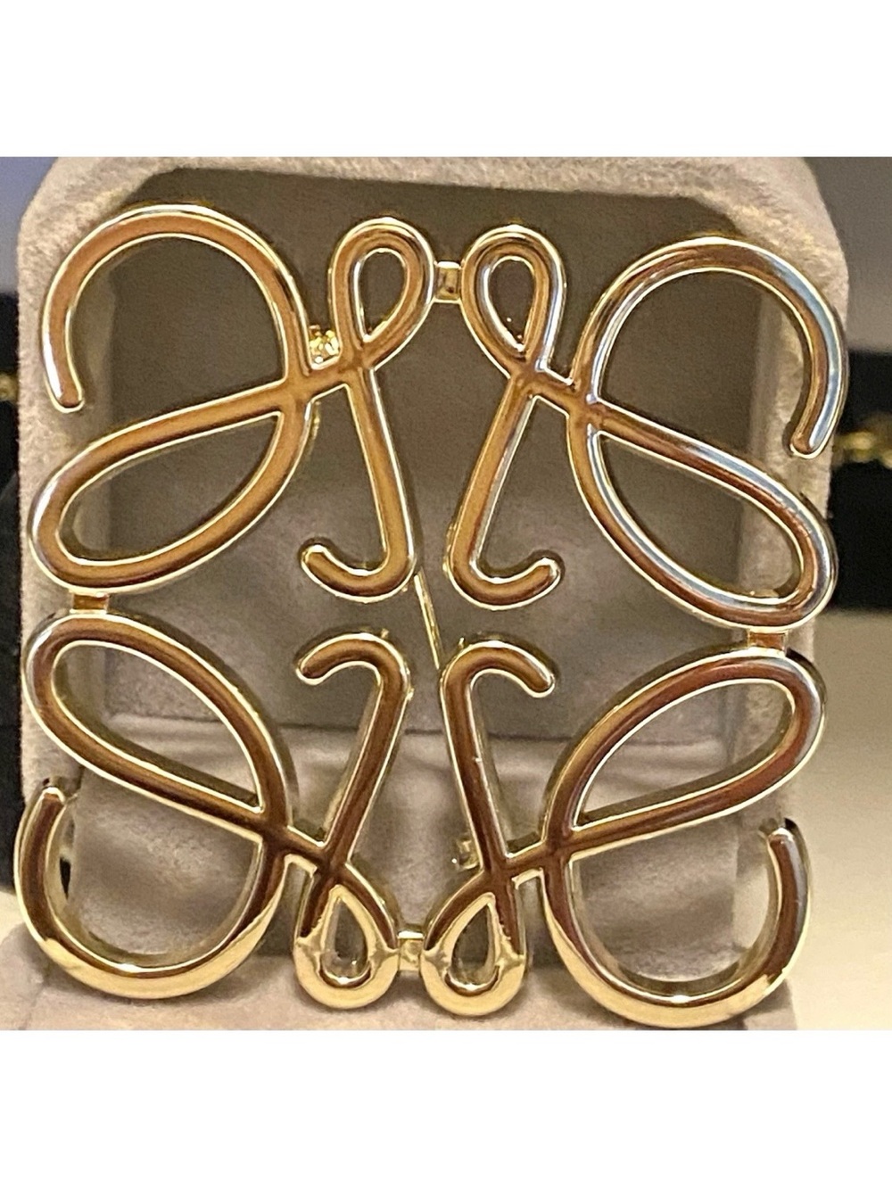 Fashion Jewelry Gold-Tone Script Motif Brooch 2x2 inch Unisex
